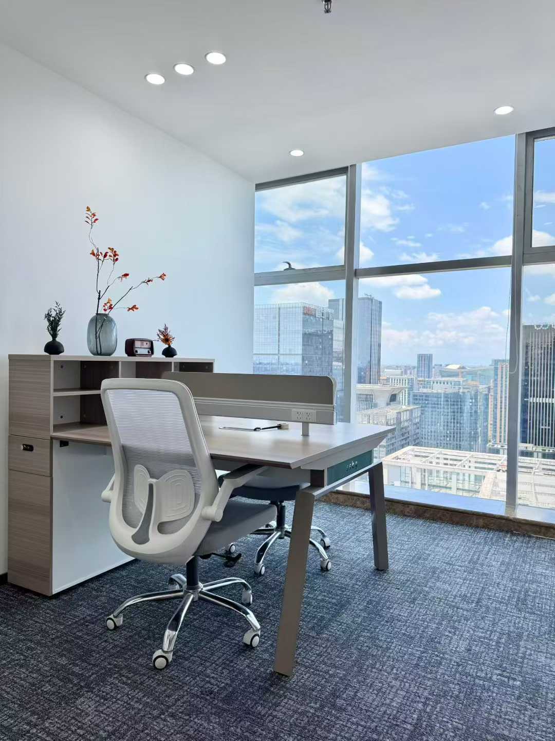 高新区天府三街甲级双面采光精装楼盘 528平方 6隔间60工位 看龙泉山 视野绝佳 香年广场办公室出租