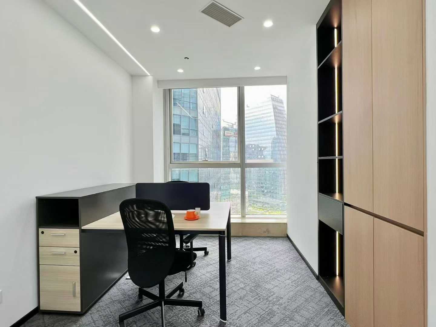 高新区天府三街地铁口 225平 3隔间14工位带独立卫生间 采光面大 24小时空调 希顿国际办公室出租