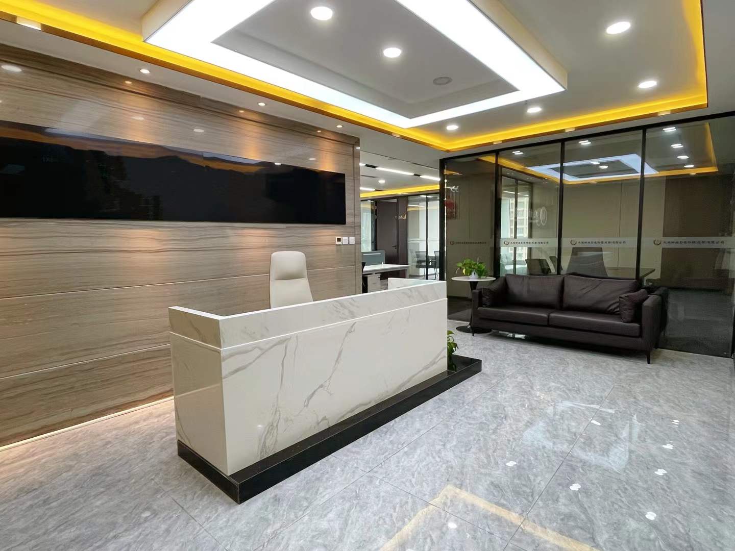 金融城高性价比房源 240平 4隔间20工位 双面采光 视野巴适 东方希望中心办公室出租