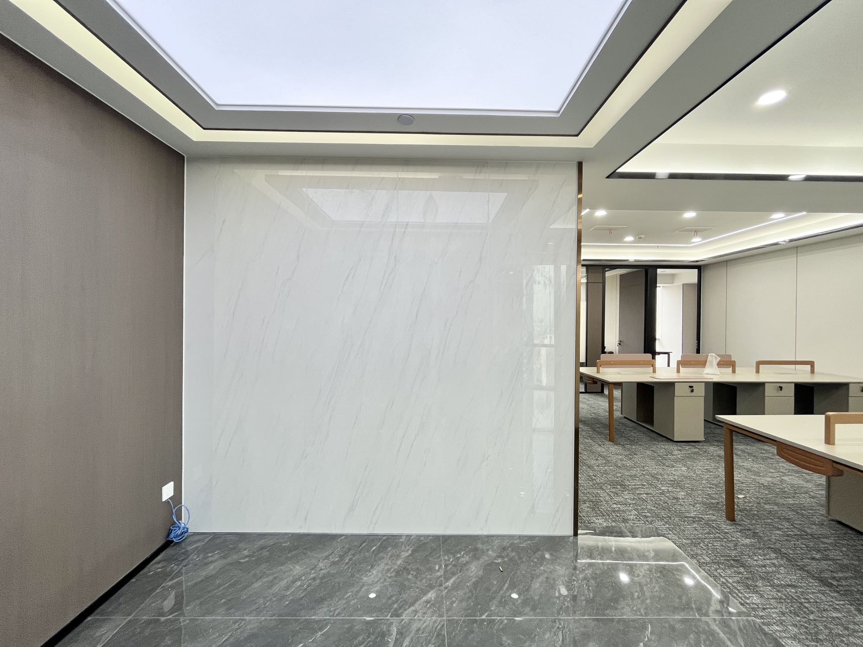 孵化园新出139平户型 3隔间12工位 出地铁就是 无惧风雨 24小时空调 物业含能耗 嘉润国金中心办公室出租