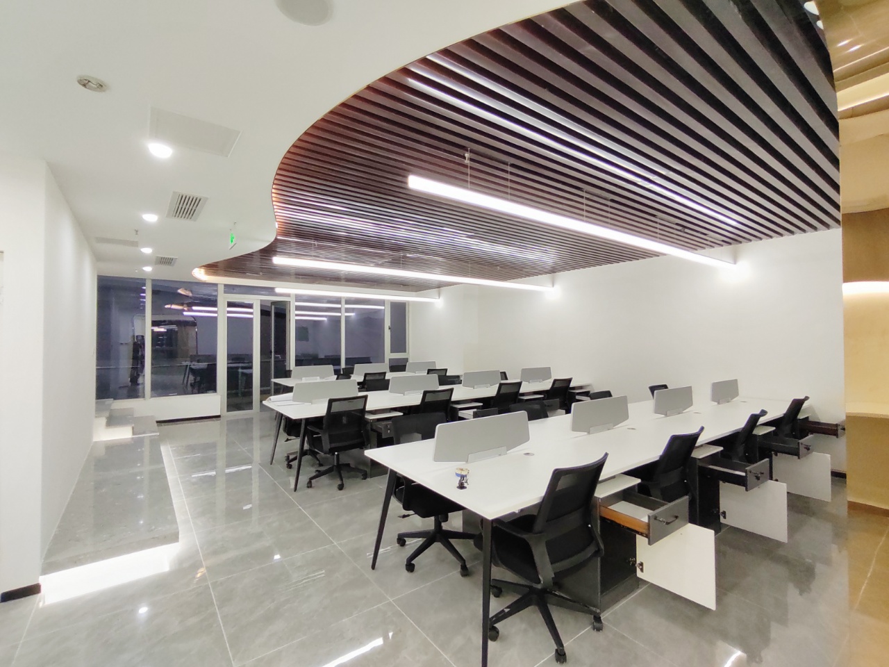 高新区环球中心精装147平跃层办公室 无空调加时费 户型方正 采光通透