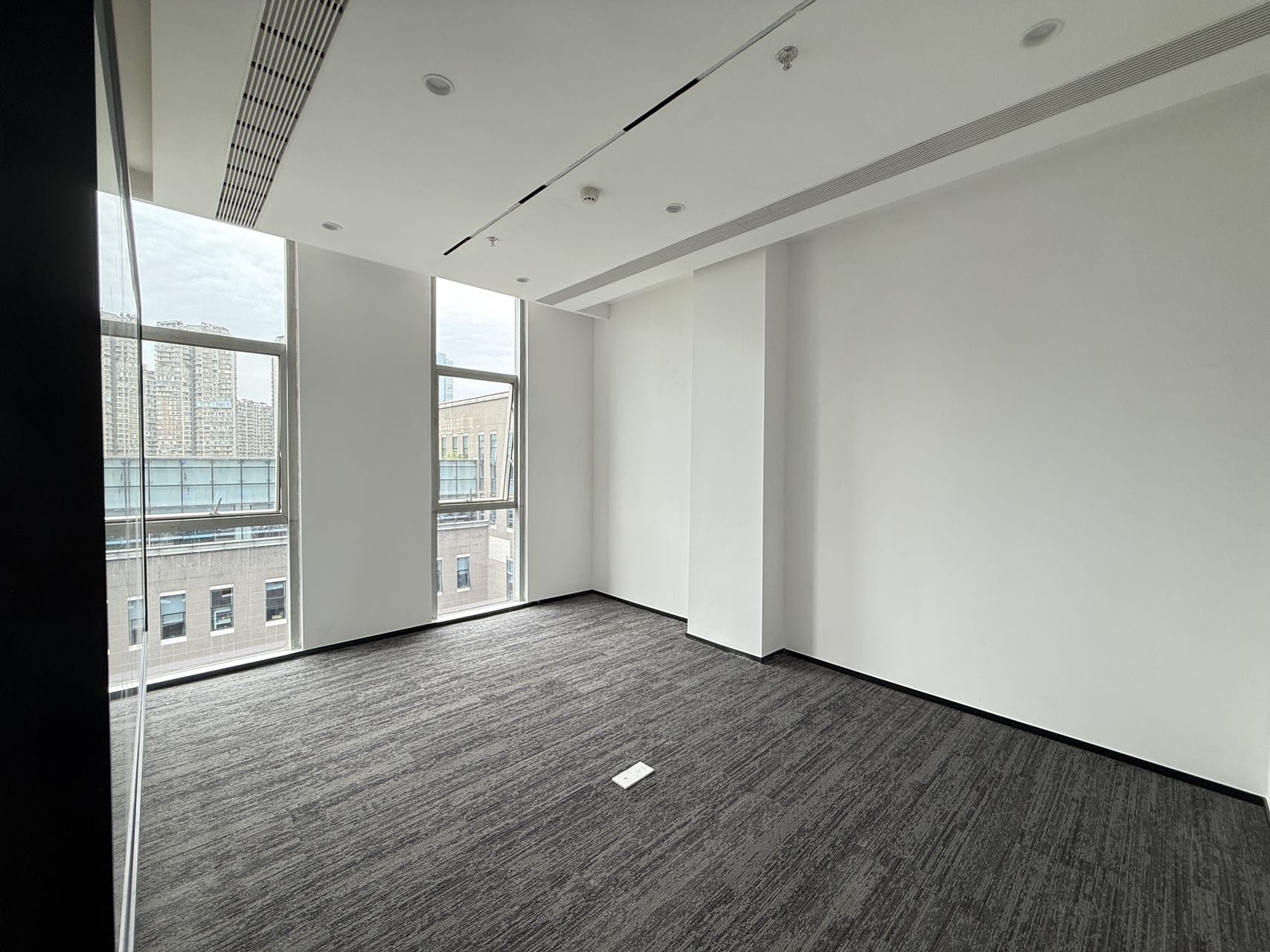 天府五街园区办公 办公氛围巴适 按套出租 3隔间12工位 带前台 报价含物业费 软件园写字楼出租