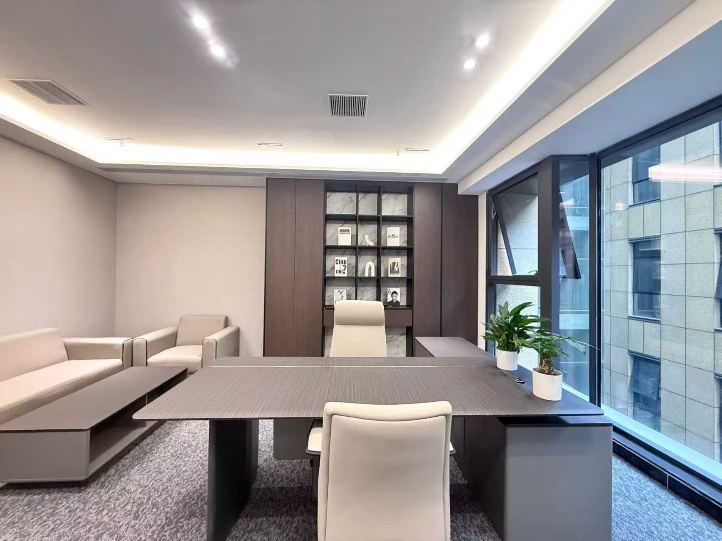 三地铁线交汇 电梯口户型 260平 4隔间24工位 精装带家具 新装风格温馨 德商国际办公室出租