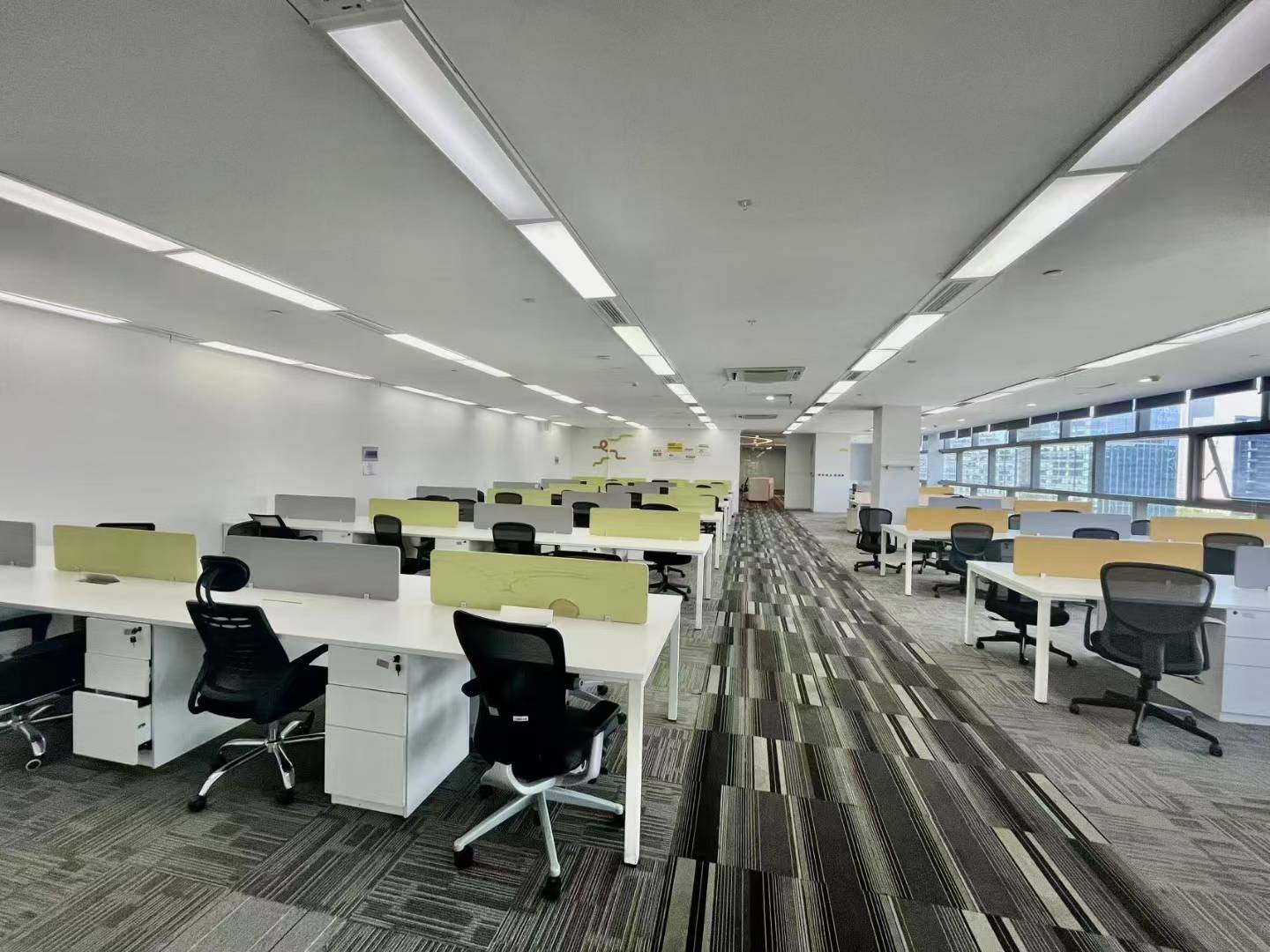 阿里中心现房出租大面积出租 1000平 10隔间90工位 采光面大 适合员工多的企业  开发商自持大小面积均有