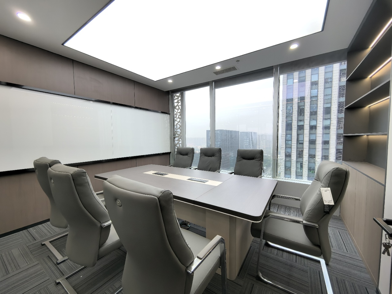 金融城甲级三面采光优质户型 308平方4隔间1会议室36工位 精装带家具 采光非常巴适 中航国际广场办公室出租