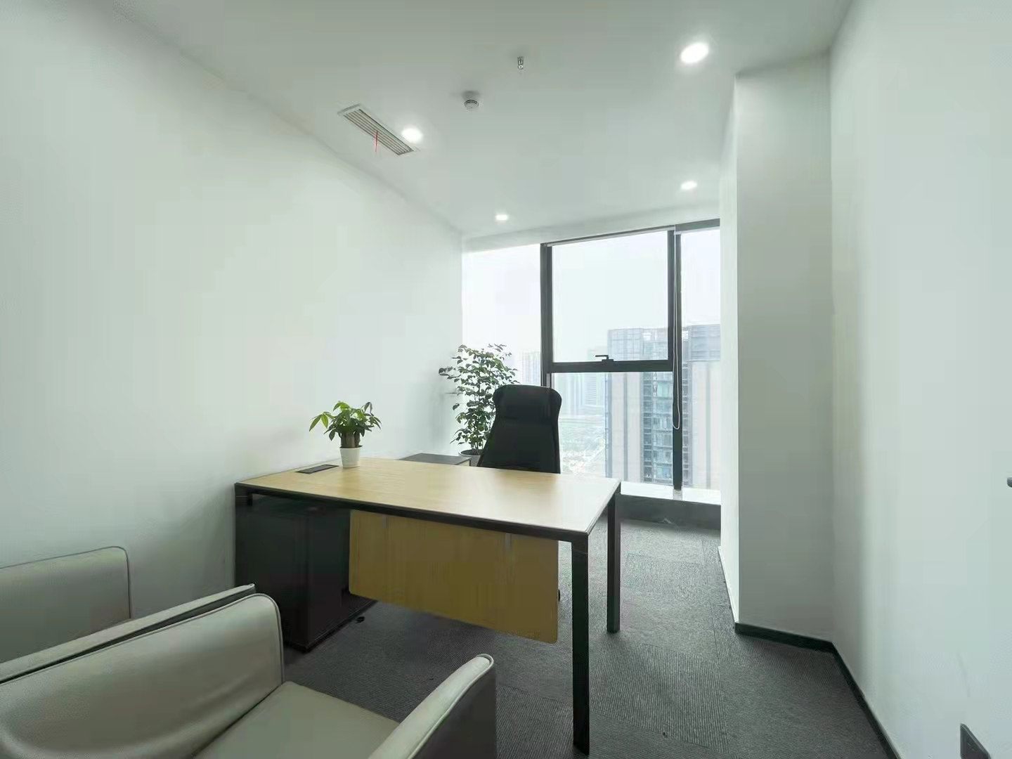 全新装修 成华区东郊记忆地铁口招商中央华城5隔间32工位精装办公室 带家具