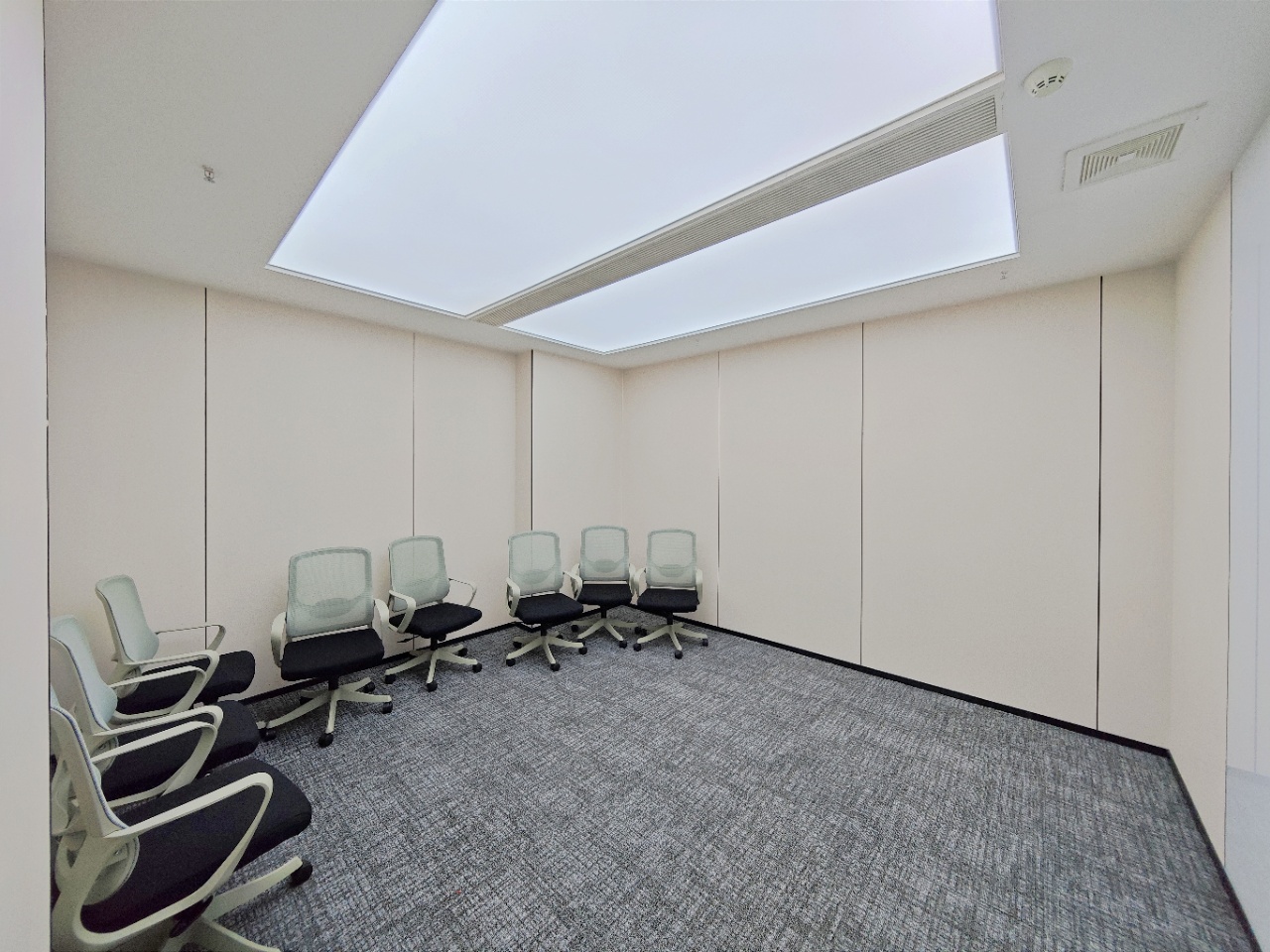 金融城/孵化园地铁口甲级楼盘 263平方 3隔间30工位 电梯口户型 精装 家具可调 嘉润国金中心办公室出租