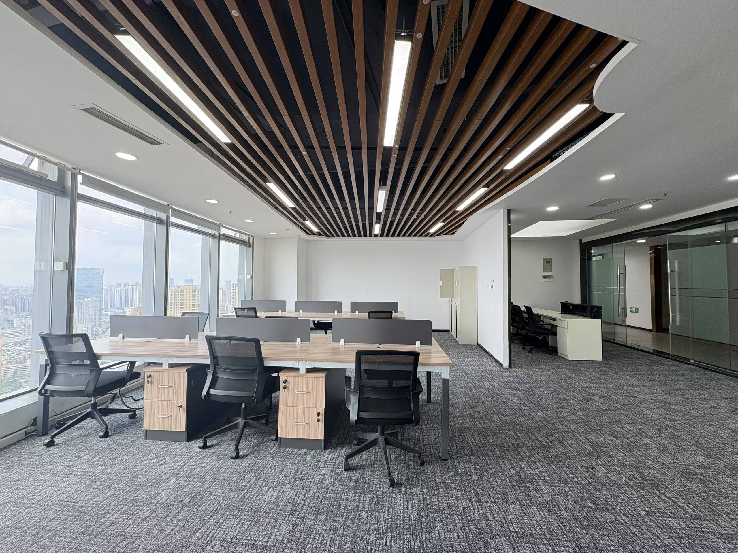 成华区杉板桥地铁几百米 188平 3隔间24工位 正对电梯口 采光面大 多弗国际办公室出租