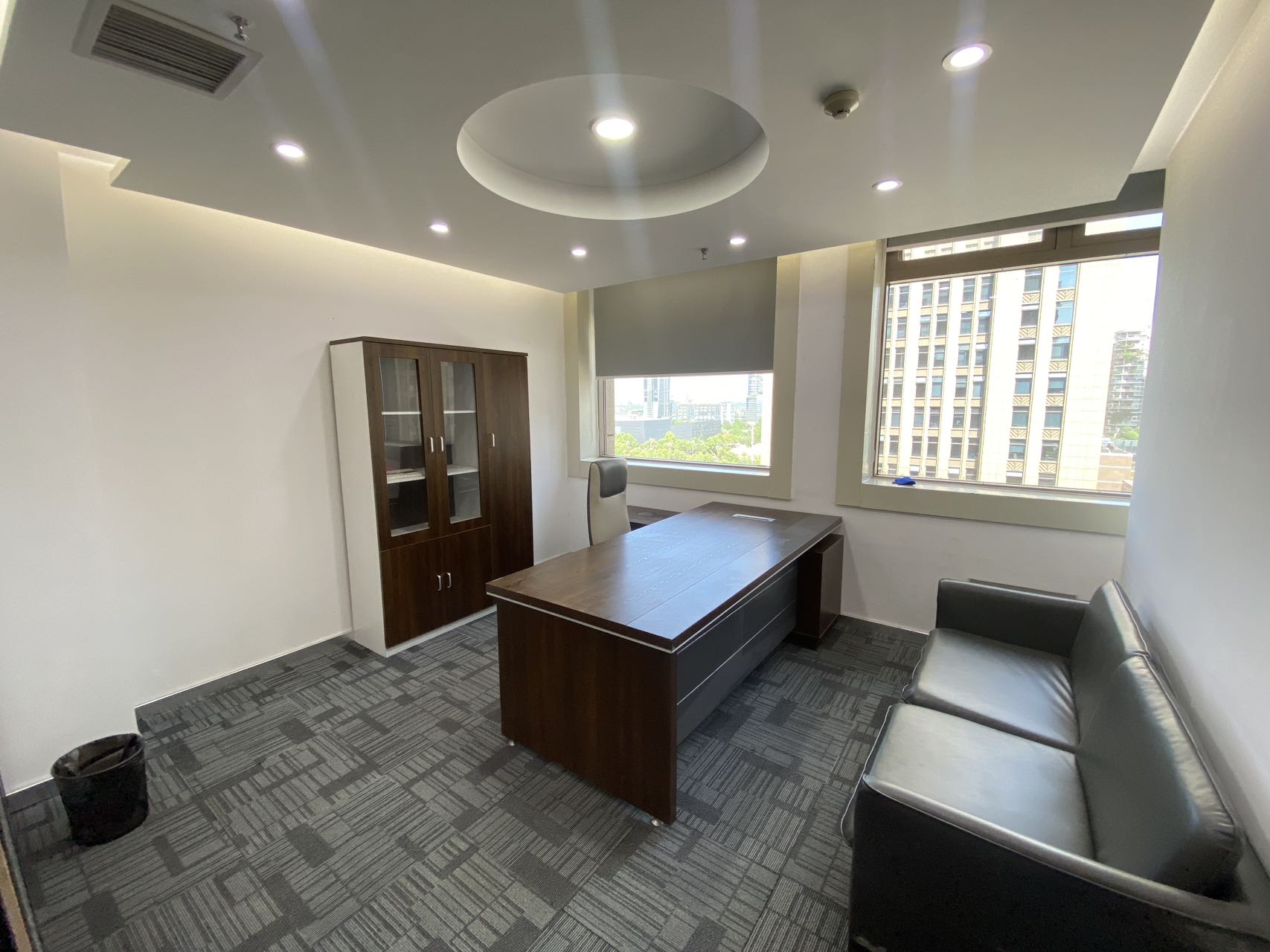 世纪城地铁400米 户型方正 187平方 3隔间15工位 双面采光 带家具 首东置业办公室出租