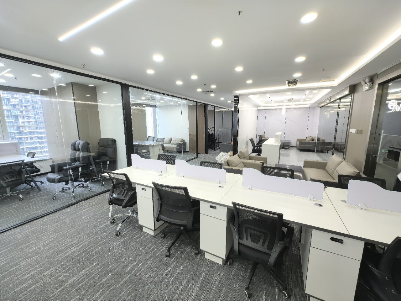 紧邻春熙路核心商圈 按套出租 4隔间36工位 双面采光 电梯口 含物业费 喜年广场办公室出租