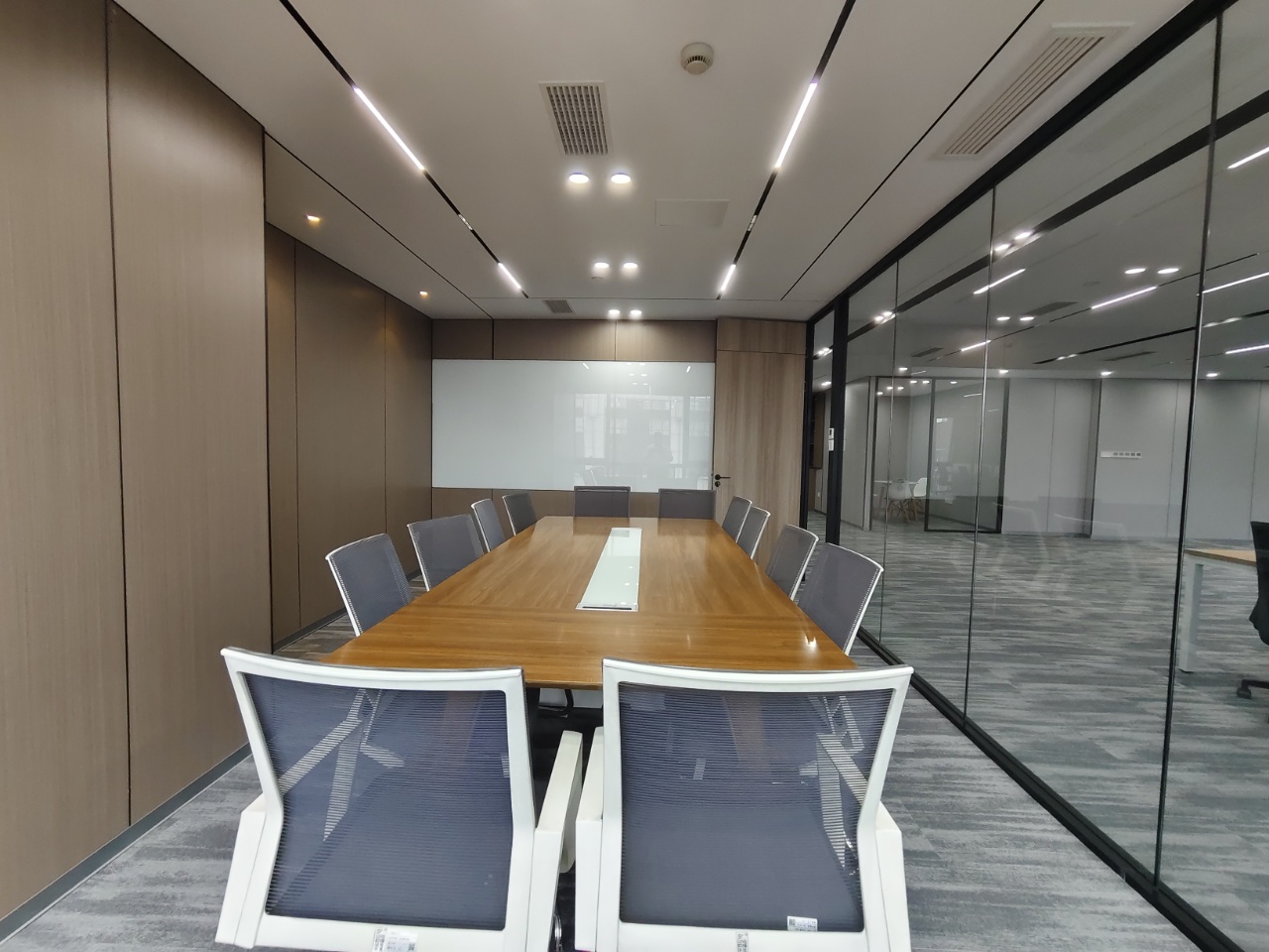 高新区孵化园地铁400米 355平方 5隔间40工位 户型方正 精装带家具 三线地铁交汇 新中泰国际办公室出租