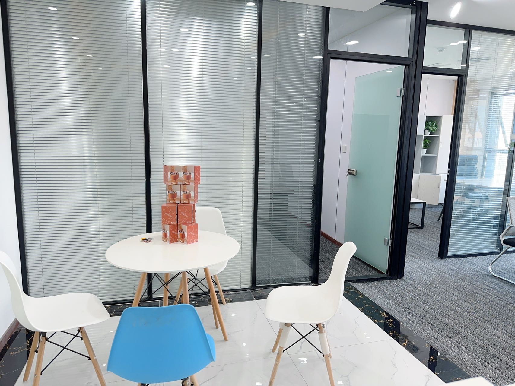 天府一街精装小户型 按套出租 2隔间12工位 7000含物业费 24小时空调 报价含物业费 大气前台 智地哥谭办公室出租