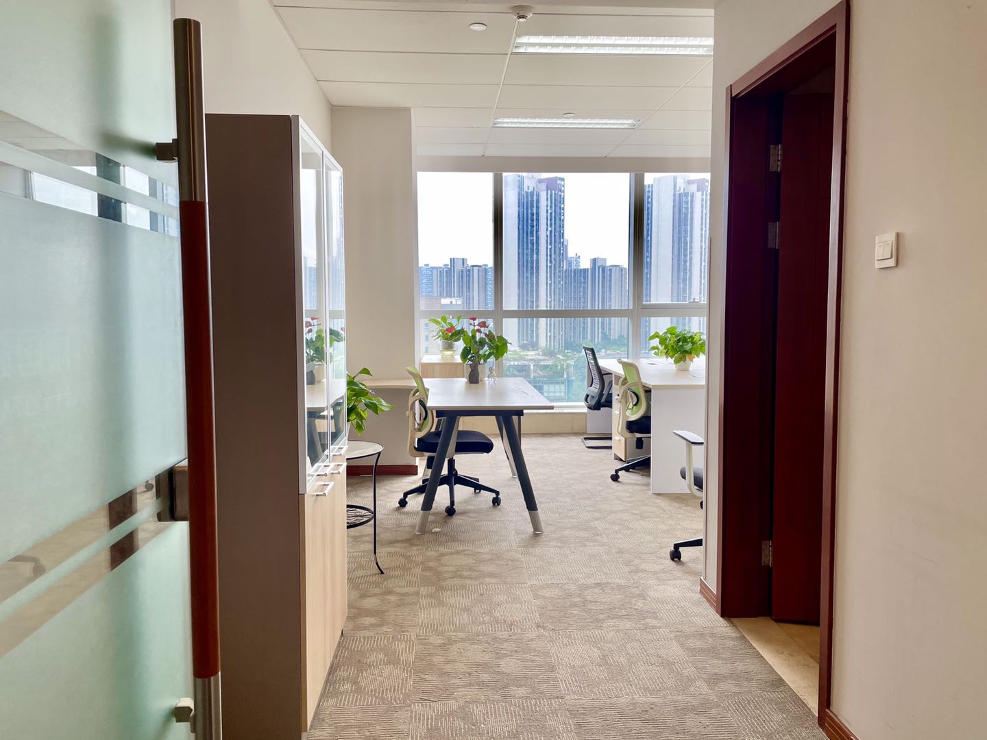 高区采光 高新区希顿广场大开间精装小面积办公室 带家具