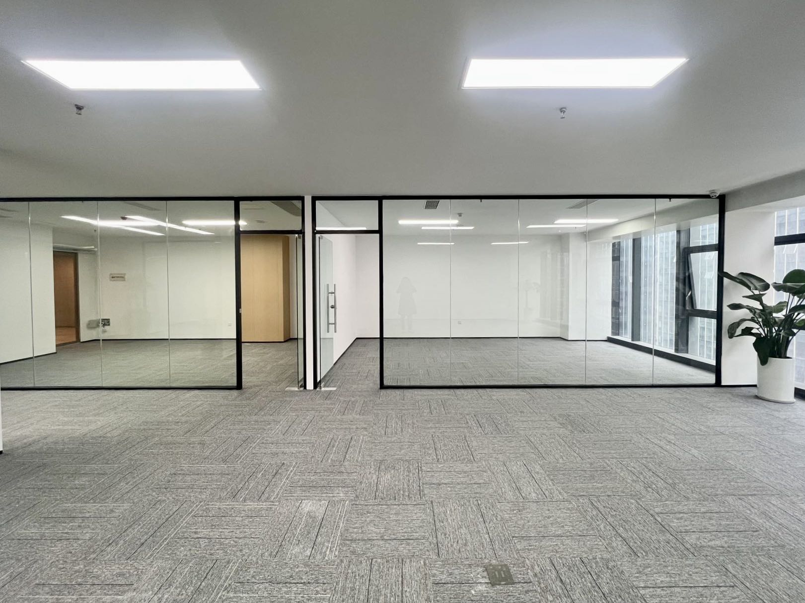 金融城甲写楼盘 电梯口 产权220平 3隔间24工位 隔间大 22%公摊小 创新时代广场办公室出租