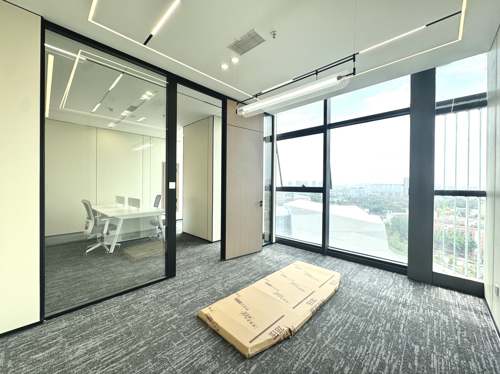 东三环内十里店地铁口 甲级品质楼盘 138平方 3隔间12工位 无加时费 带共享配套龙腾广场办公室出租