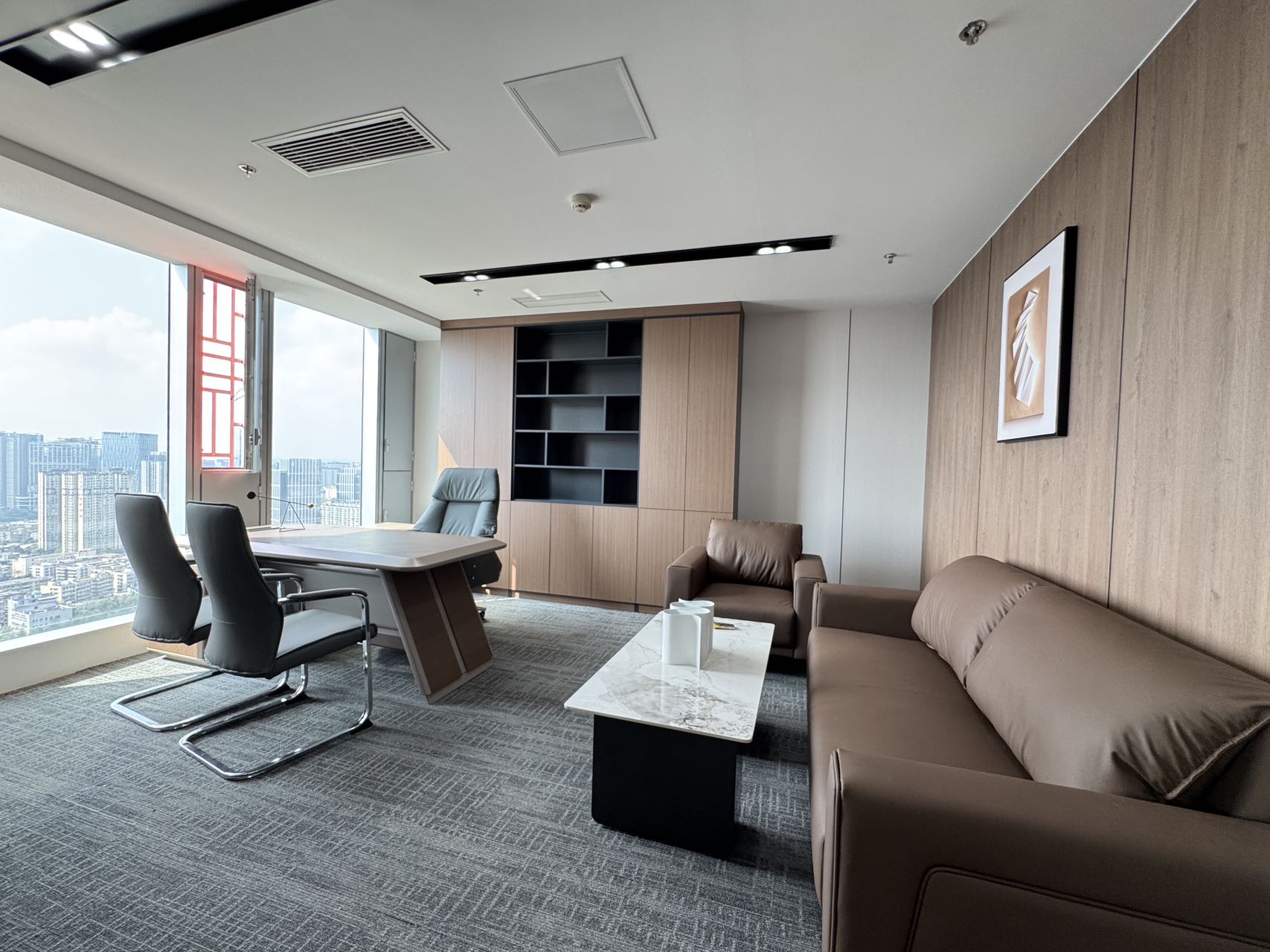 市中心春熙路地铁口 285平方 5隔间20工位 精装带家具 繁华地段 工区24小时空调 银石广场办公室出租