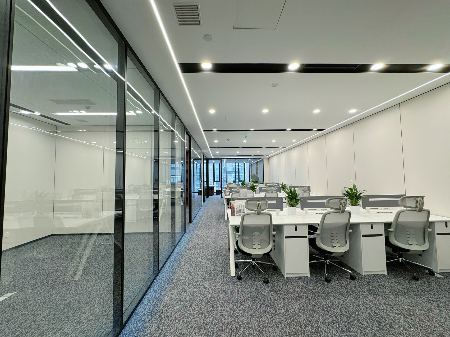 高新区市一医院地铁口 品质楼盘 289平方 4隔间24工位 品质装修 周边配套齐全 仁和春天国际办公室出租