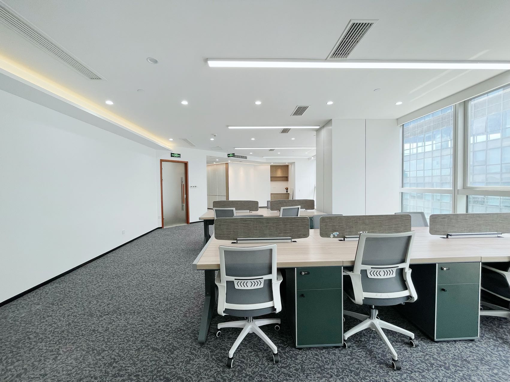 天府三街精致户型 212平方 3隔间+20工位带茶水间 配套有希顿酒店 希顿国际广场办公室出租