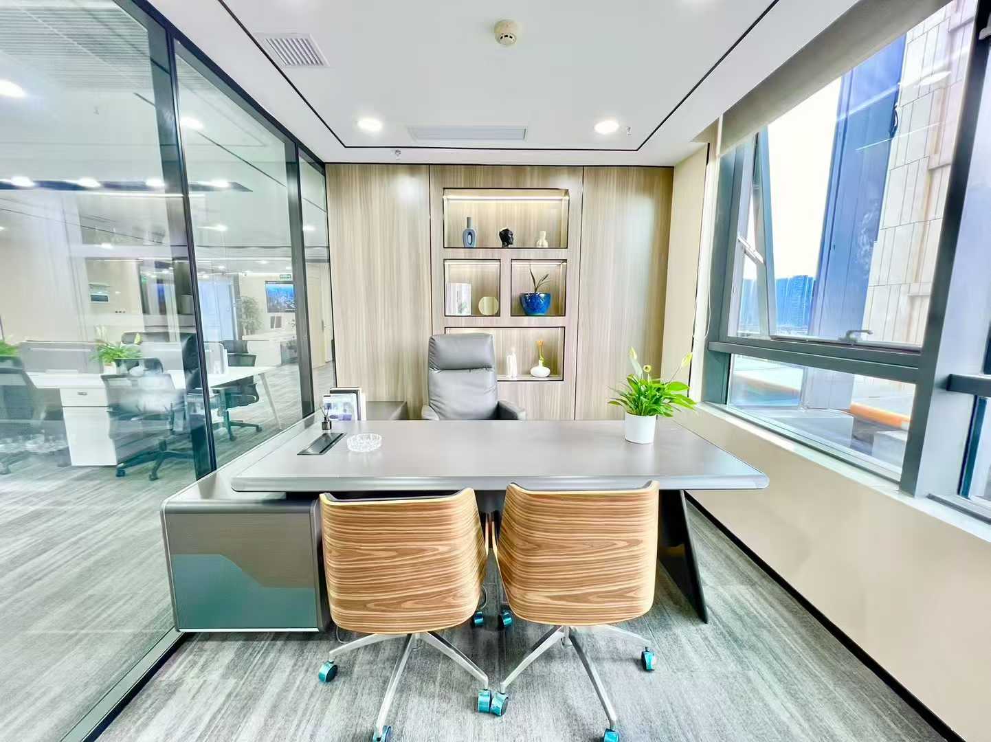 天府新区紧邻高新 带大露台 地铁口 正对电梯口 420平 7隔间20工位 所见如所得 蓝润置地广场办公室出租