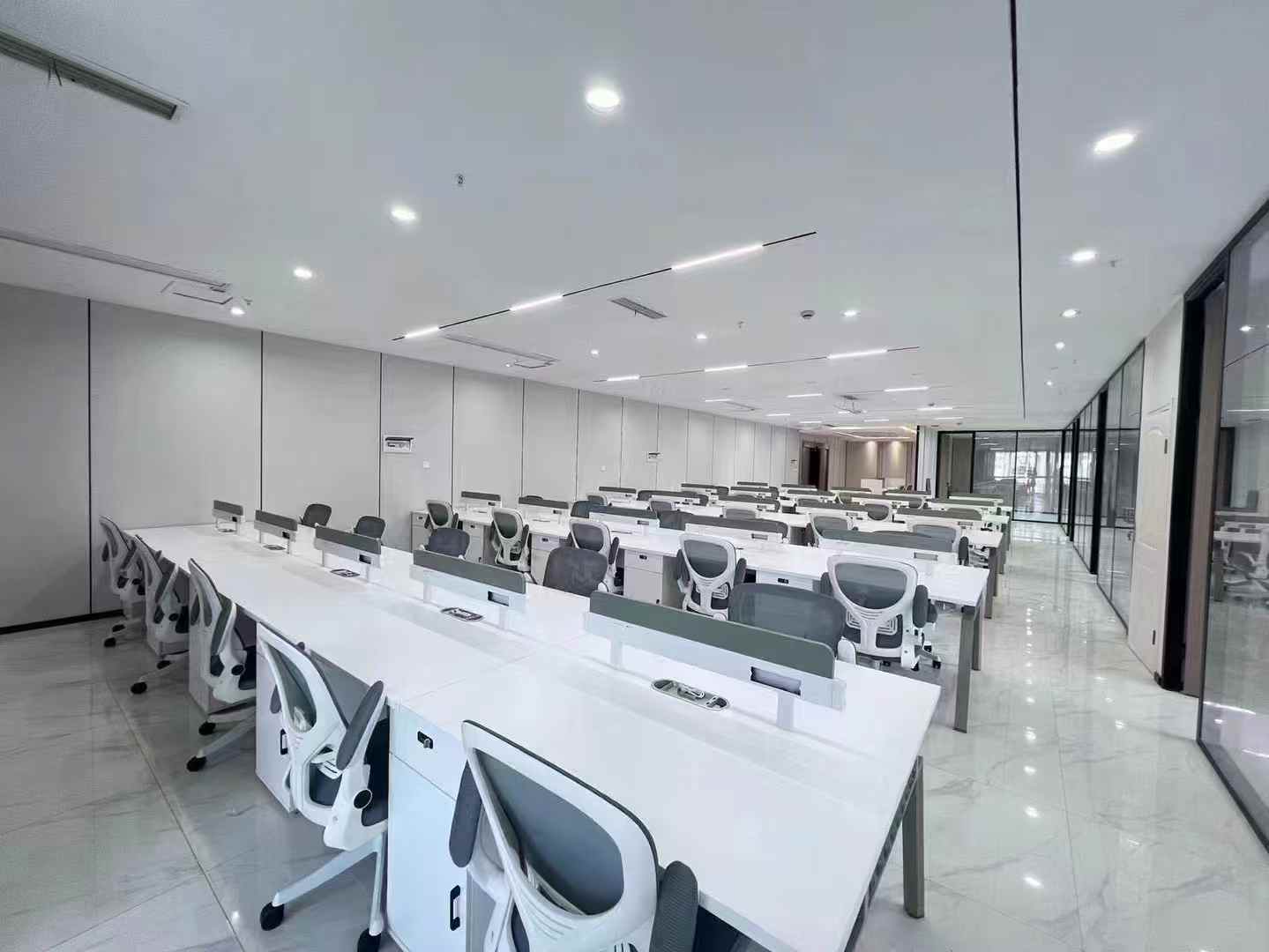 高新孵化园三线交汇 甲级楼盘 520平方 7隔间50工位 双面采光 地面地砖 电梯口 楚峰国际办公室出租