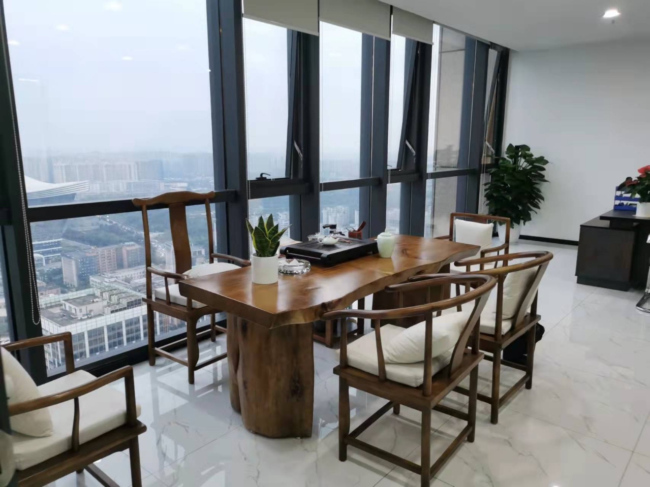 带露台 高新区金融城楚峰国际中心280平精装办公室带家具