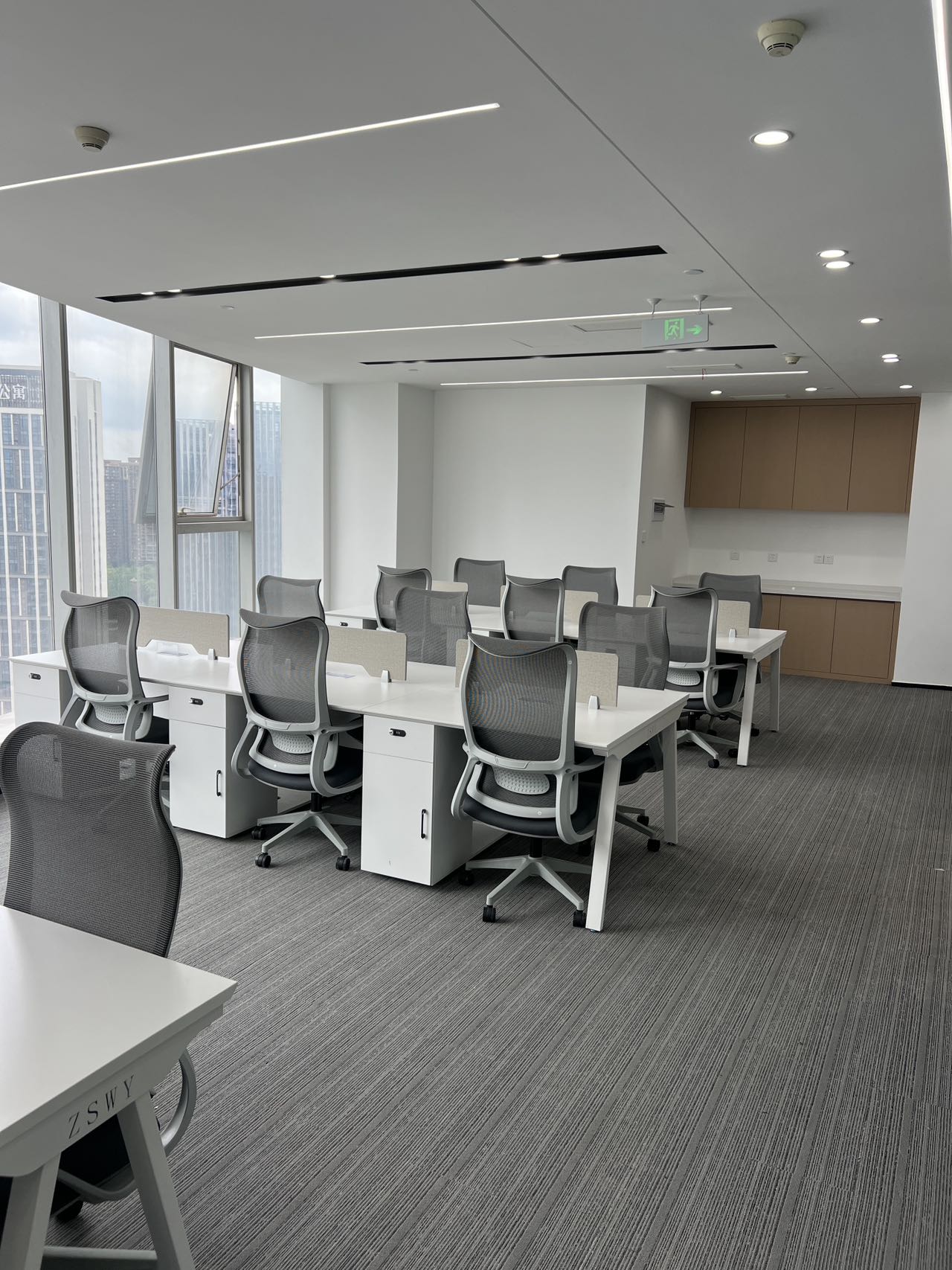 6号线金石路地铁300米 服务面积196平 4隔间14工位 精装带家具 大落地窗 24小时空调 中加国际办公室出租