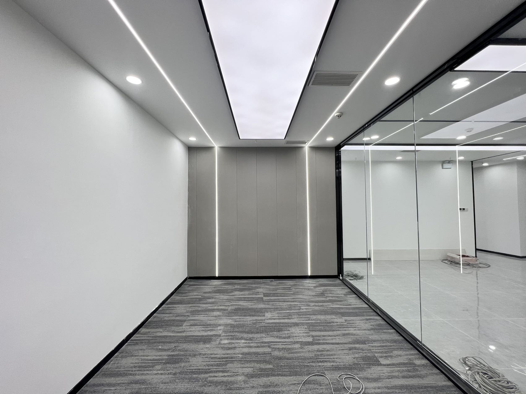 亚洲第一单体建筑环球中心 地铁口区（E区）套租 5隔间16工位 朝外视野巴适 配套丰富 含物业费 环球中心办公室出租