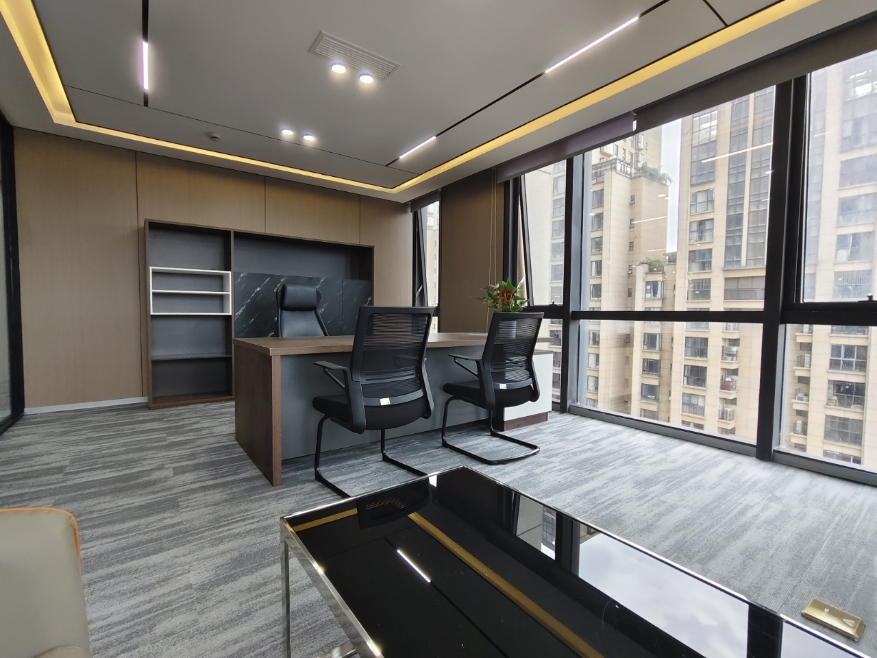 高新区孵化园地铁400米 355平方 5隔间40工位 户型方正 精装带家具 三线地铁交汇 新中泰国际办公室出租