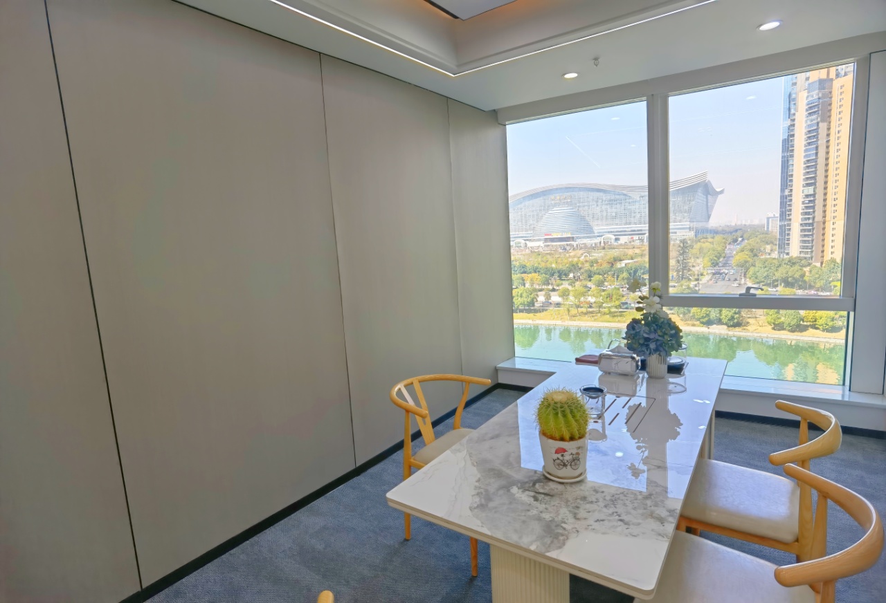 9号线芯岛地铁几百米 双面采光看江景 291平 6隔间24工位 无加时费 一梯一户静谧安逸  复地金融岛办公室出租