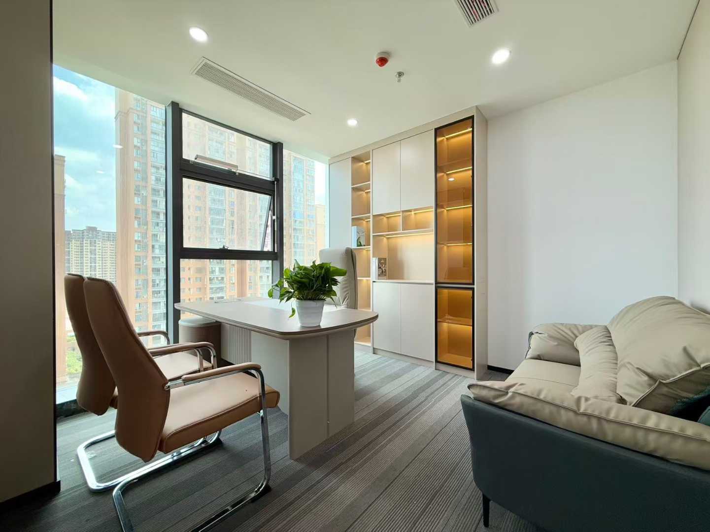 高新中和版块 6号线张家寺地铁口 服务面积148平 3隔间12工位 电梯口 适合创业/办事处 香榭国际办公室出租