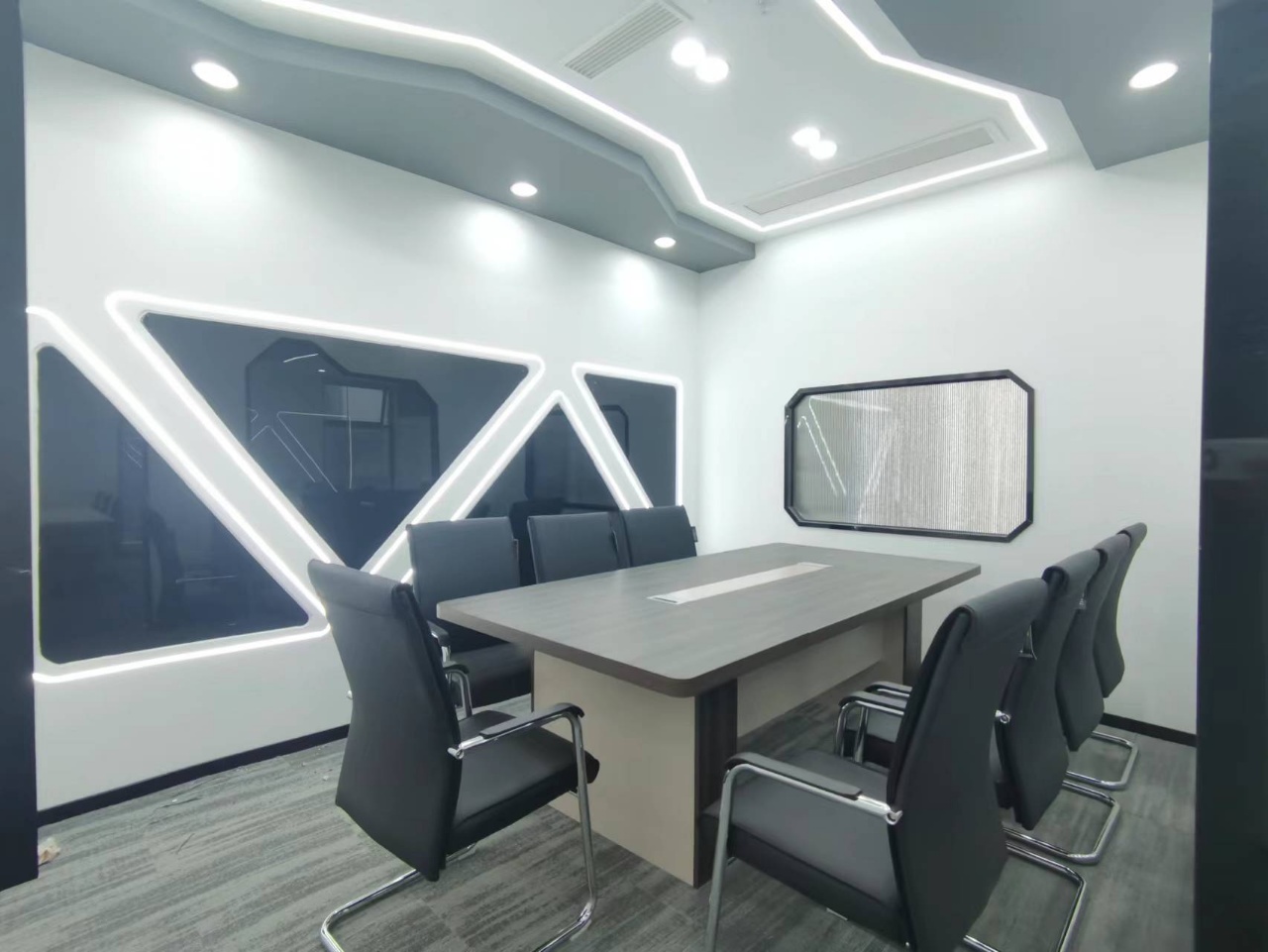 锦江区金石路地铁口按套出租 3隔间34工位 双面采光 无加时费 拎包入住 新希望中鼎国际办公室出租