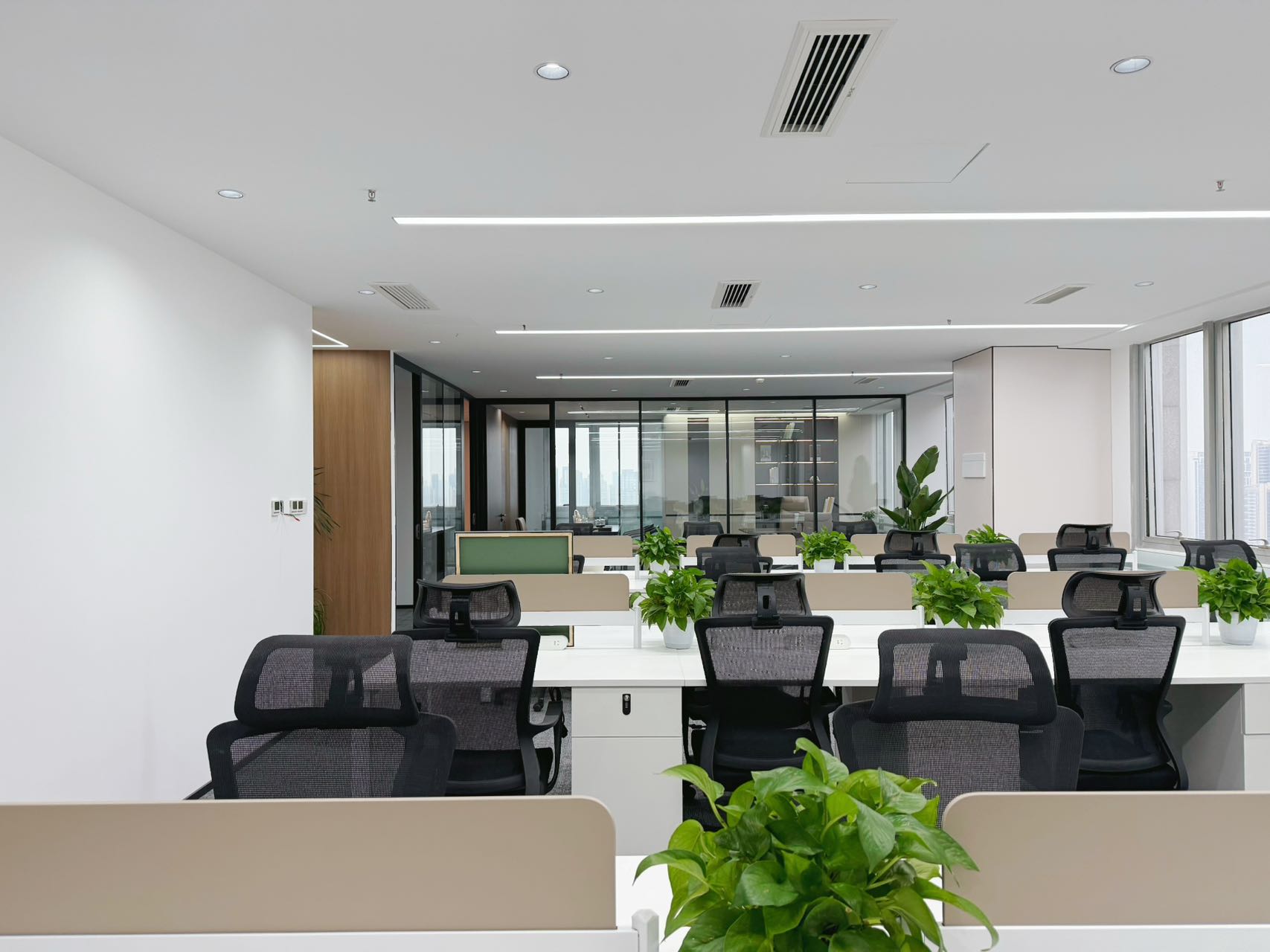 牛市口地铁几百米  按套出租 4隔间30工位 正对电梯口 带阳台 双面采光 摩根中心办公室出租