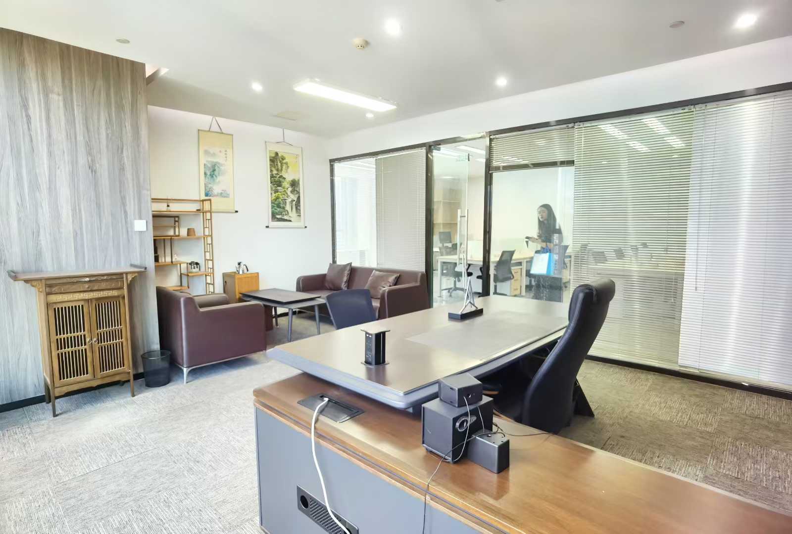 成华区超甲 241平 3隔间1会议室30工位 地铁口 精装带家具 24小时空调 成华万科大厦 写字楼租赁 无中介费