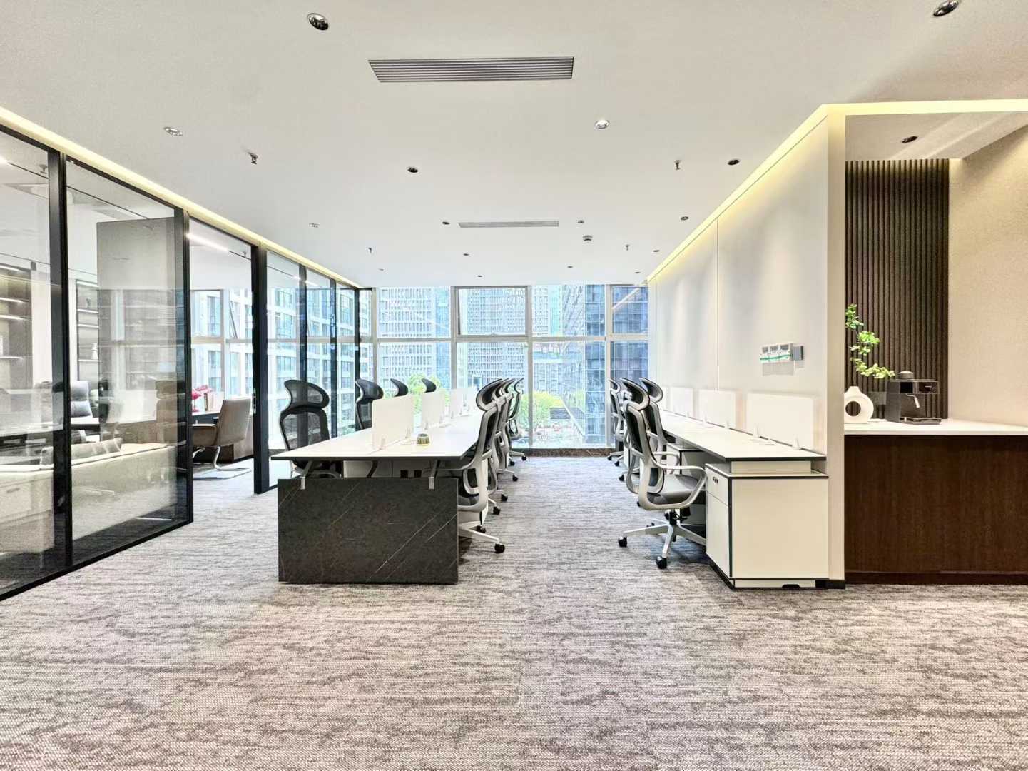 天府三街近地铁 低区大落地玻璃窗 电梯口 套租 5隔间28工位 精装带家具 装修新颖 香年广场办公室出租