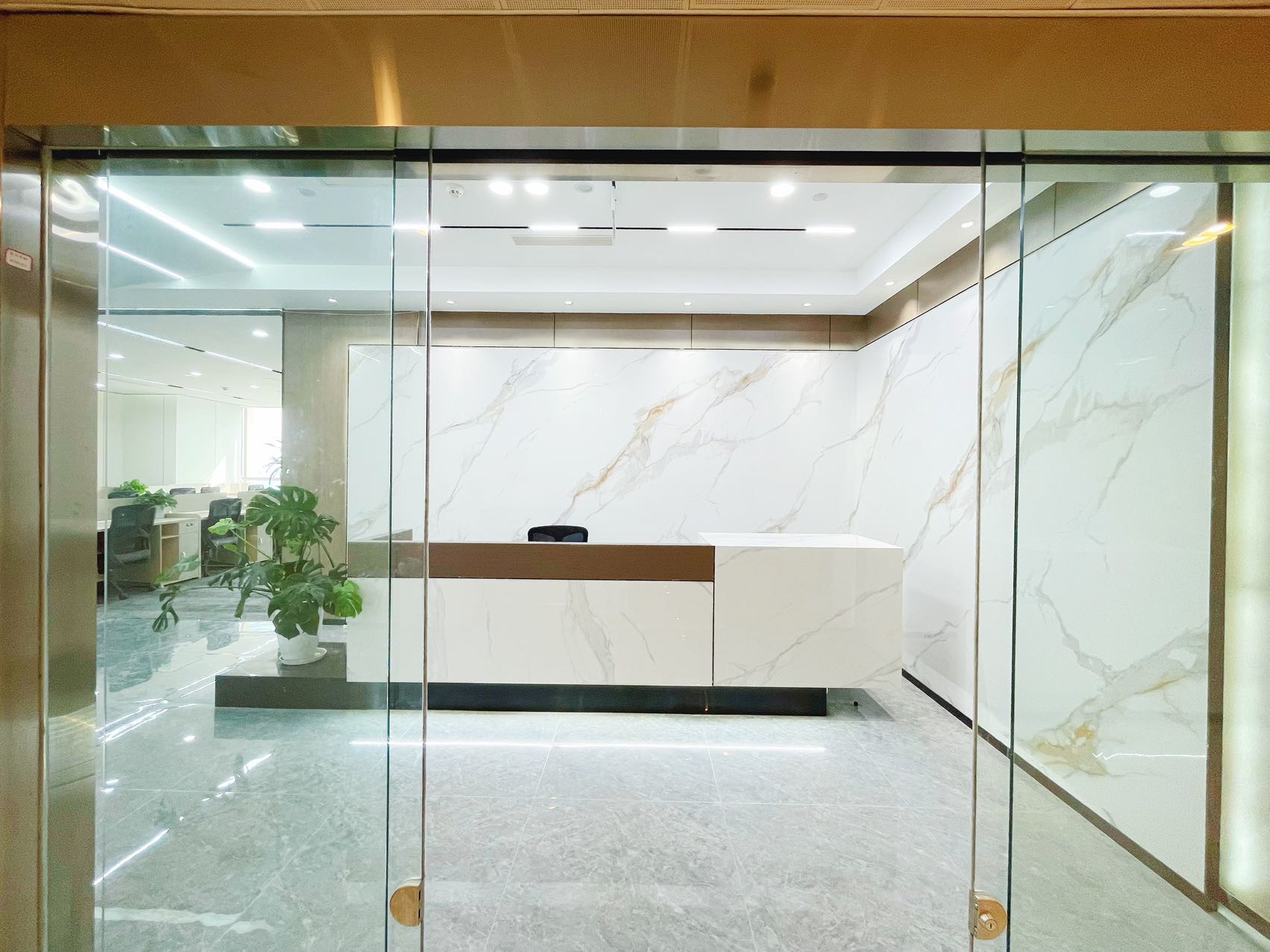 世纪城地铁口甲级楼盘 340平 6隔间26工位带茶水间 双面采光 高区视野巴适 东南朝向 东方希望天祥办公室出租