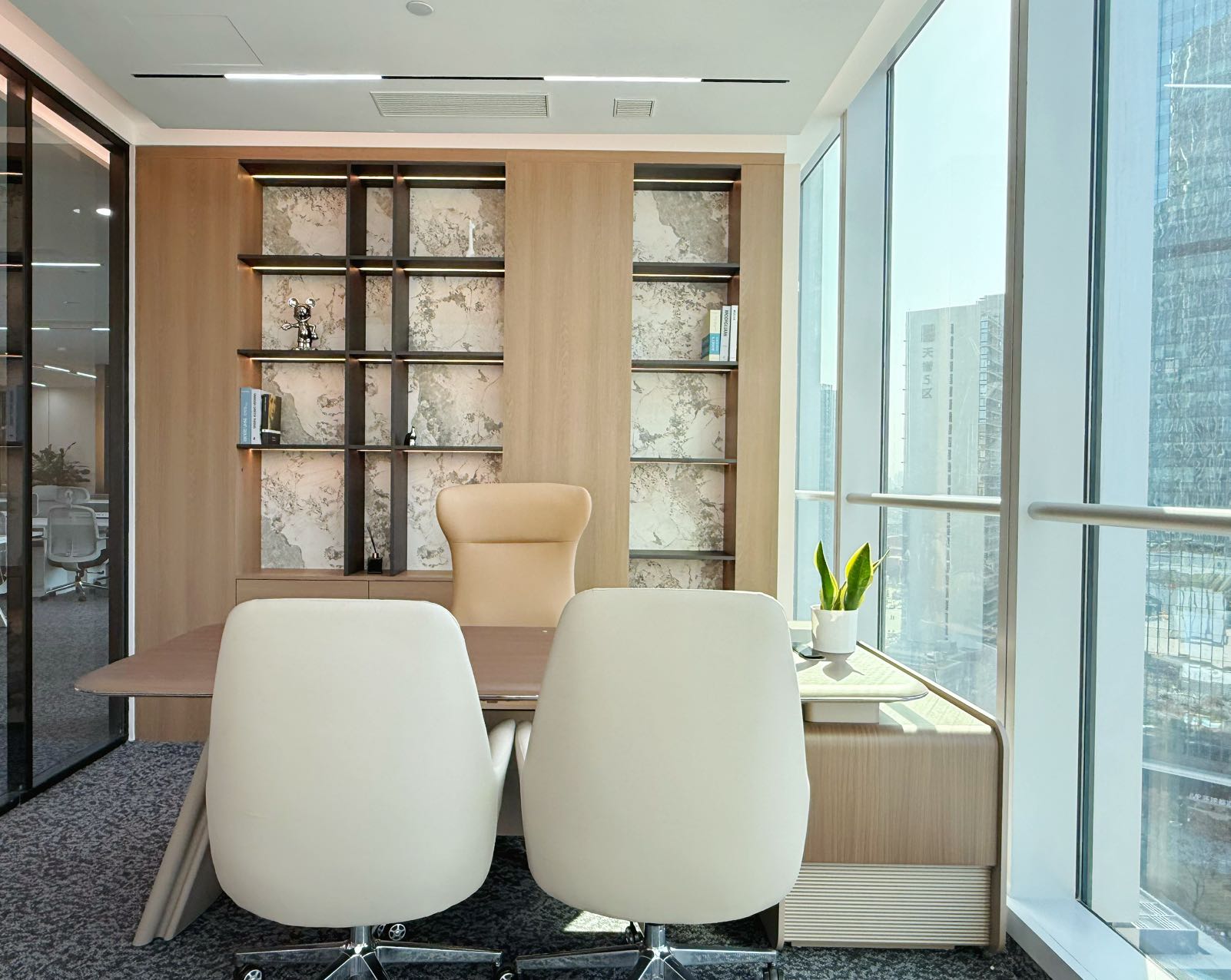 攀成钢东大路地铁口 超级品质楼盘 服务面积400平 7隔间36工位 双面采光 光环中心办公室出租