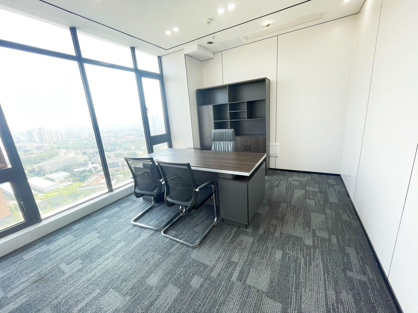 8号线十里店地铁三四百米 套租小面积 3隔间11工位 双面采光 视野巴适 24小时空调 报价含物业费 龙光世纪办公室出租