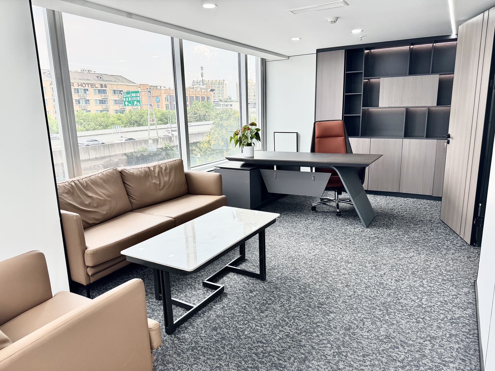 红牌楼新楼盘 344平 6隔间8工位带超大会议室 适合接待用房 电梯口 双面采光 鼎冠中心办公室出租