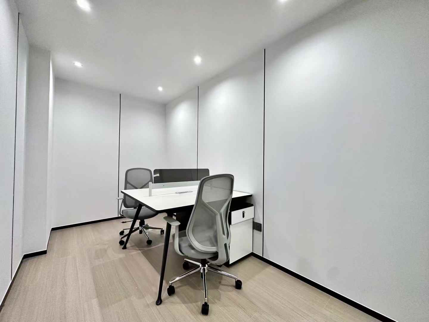 孵化园金融城版块 装修再度升级 348平 6隔间24工位 可升降老板桌 灵活变动 中航国际交流中心办公室出租