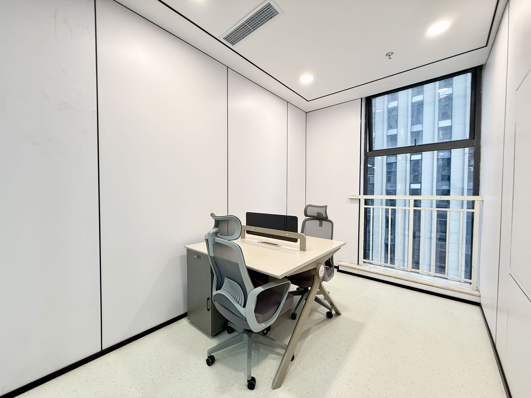 三色路 6号线金石路跌口 精装现房 396平方 6隔间36工位 动静分区 24小时空调自控 含家具可调 中鼎国际办公室出租