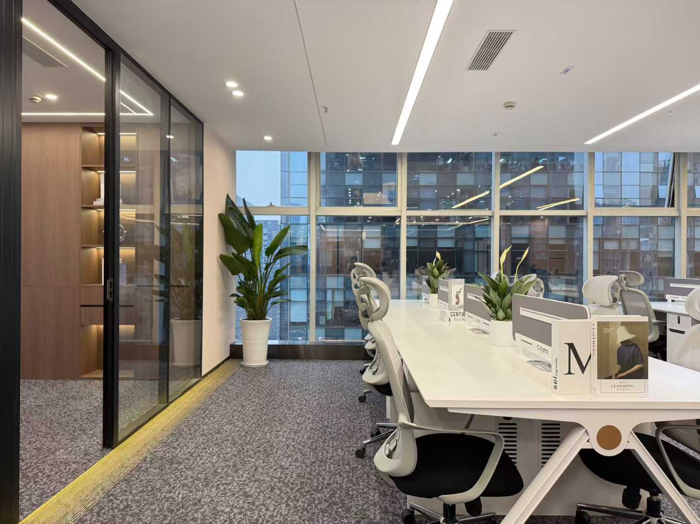 天府三街甲写双面采光精装户型 5隔间24工位 按套出租 含家具 户型灵活可变 香年广场办公室出租