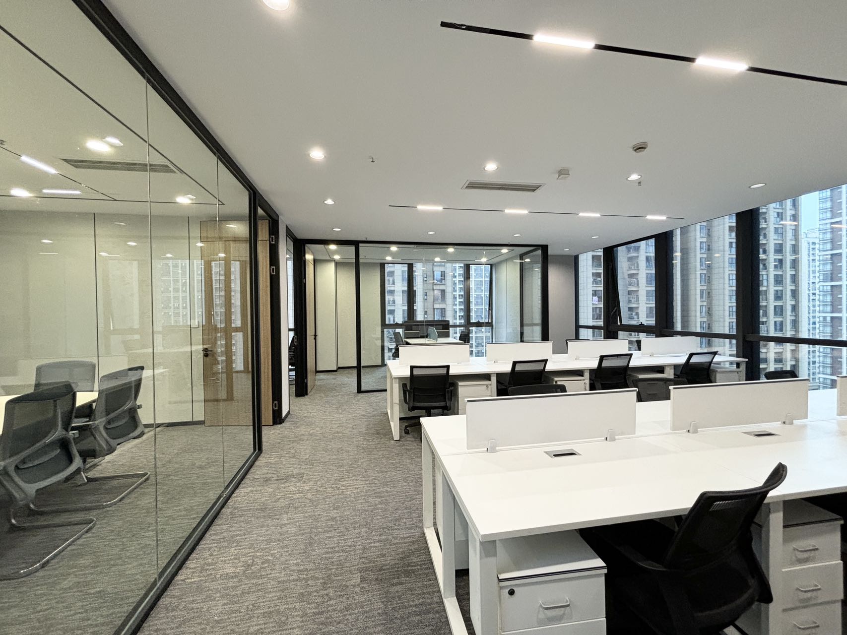 孵化园地铁口三四百米 小面积双面采光 176平 3隔间16工位 含税价  拎包入住 楚峰国际办公室出租