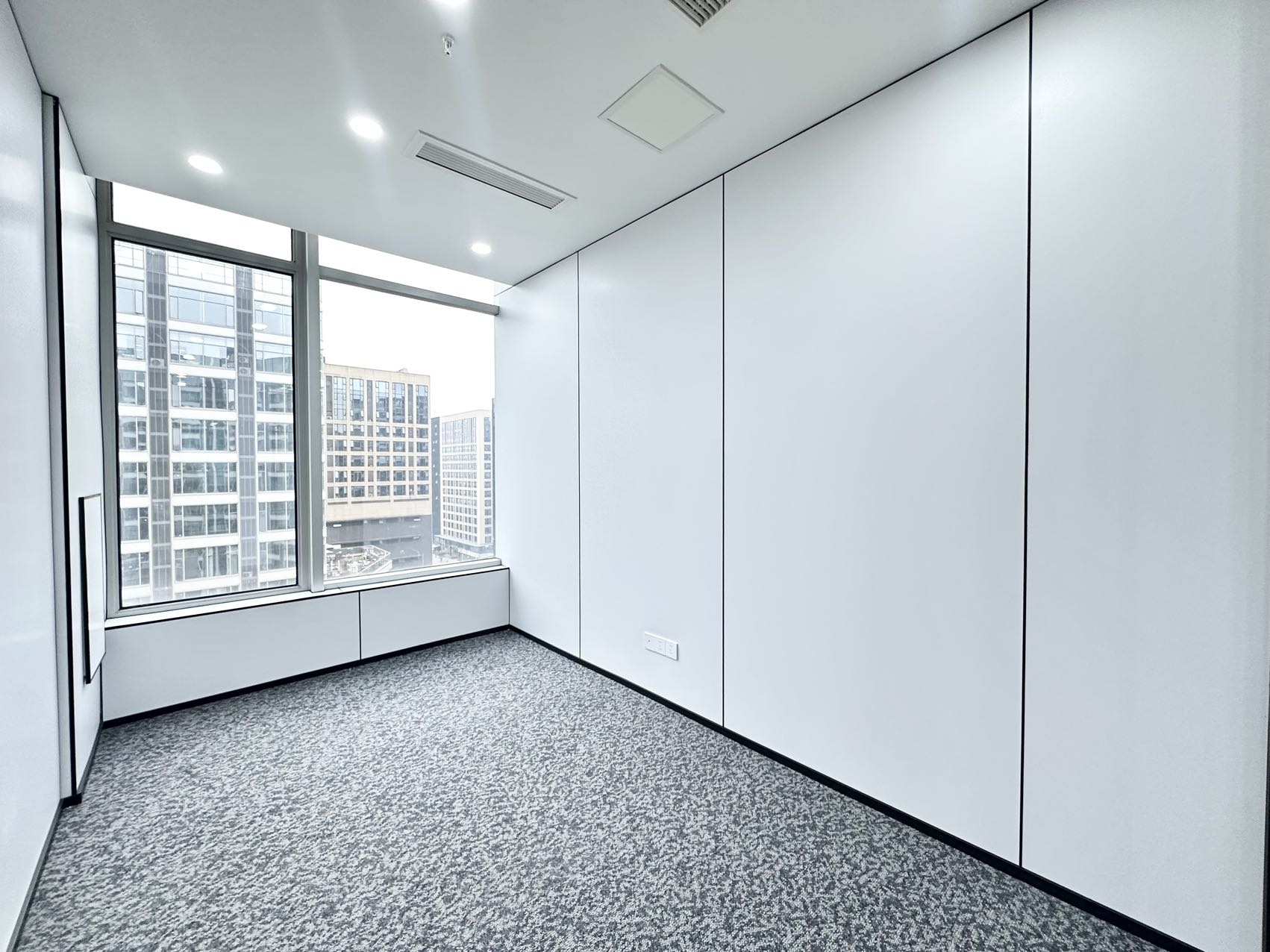 武侯区红牌楼甲级现房 264平方 4隔间12工位 东南朝向 户型方正 带前台 拎包入住 鼎冠中心办公室出租