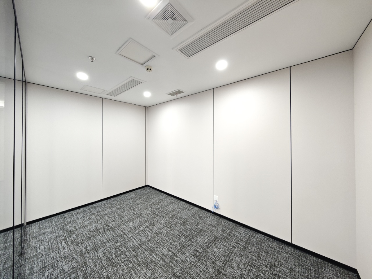 火车南站附近 电梯口精装拎包入住户型 396平 6隔间37工位 大老板间 安格斯国际办公室出租