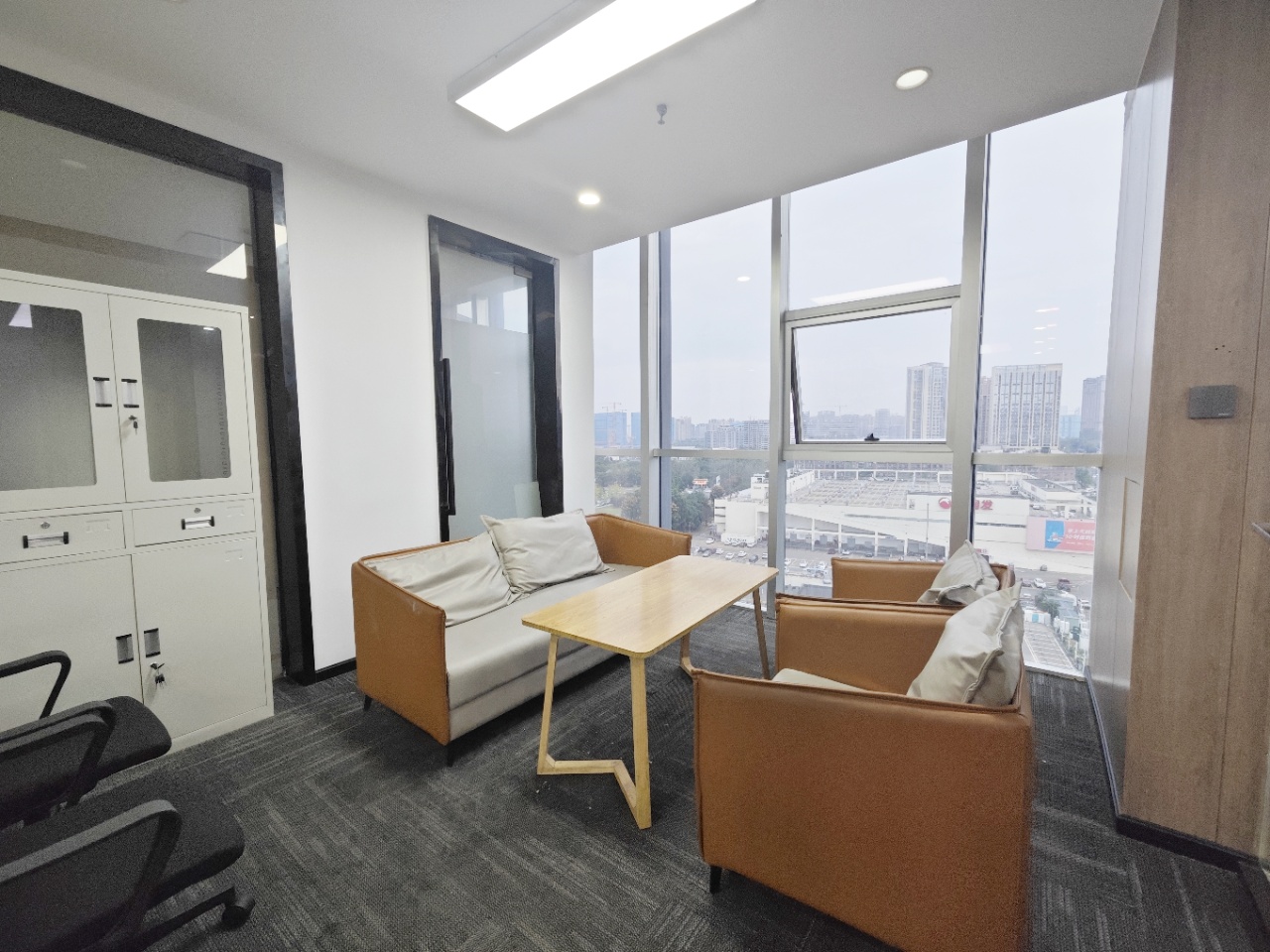 5号线骑龙地铁几百米 按套含物业费 4隔间24工位 24小时空调 价格可谈 美行中心办公室出租