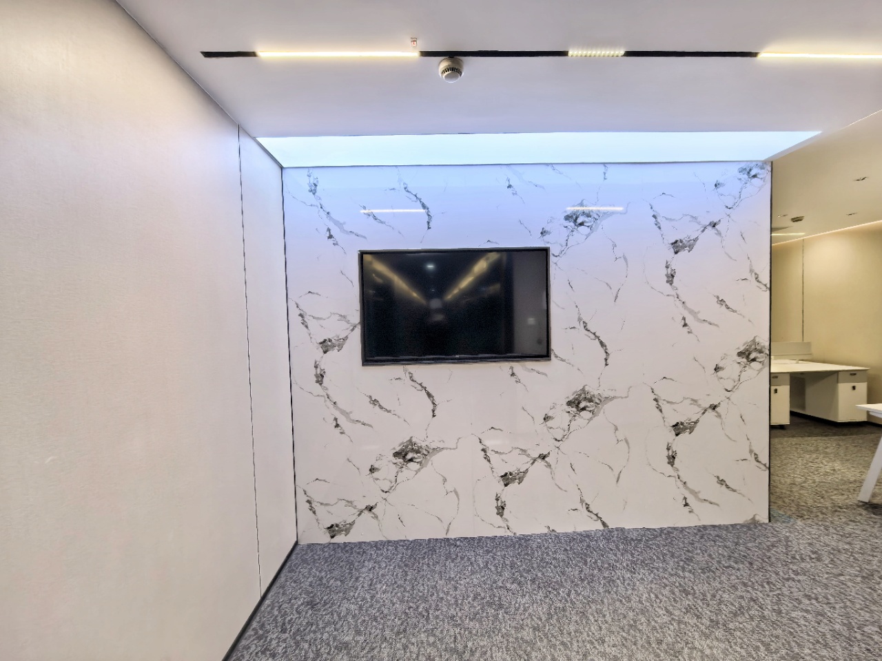 天府三街甲级楼盘稀缺小面积 2隔间12工位 特价7888元含物业费出租 带家具 香年广场办公室出租