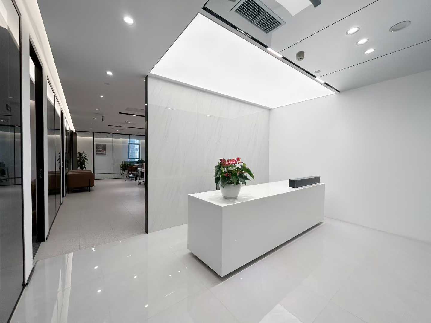 航兴国际楼栋天花板装修 332平 4隔间2储物29工位带前台 报价75元 价格可聊 写字楼出租