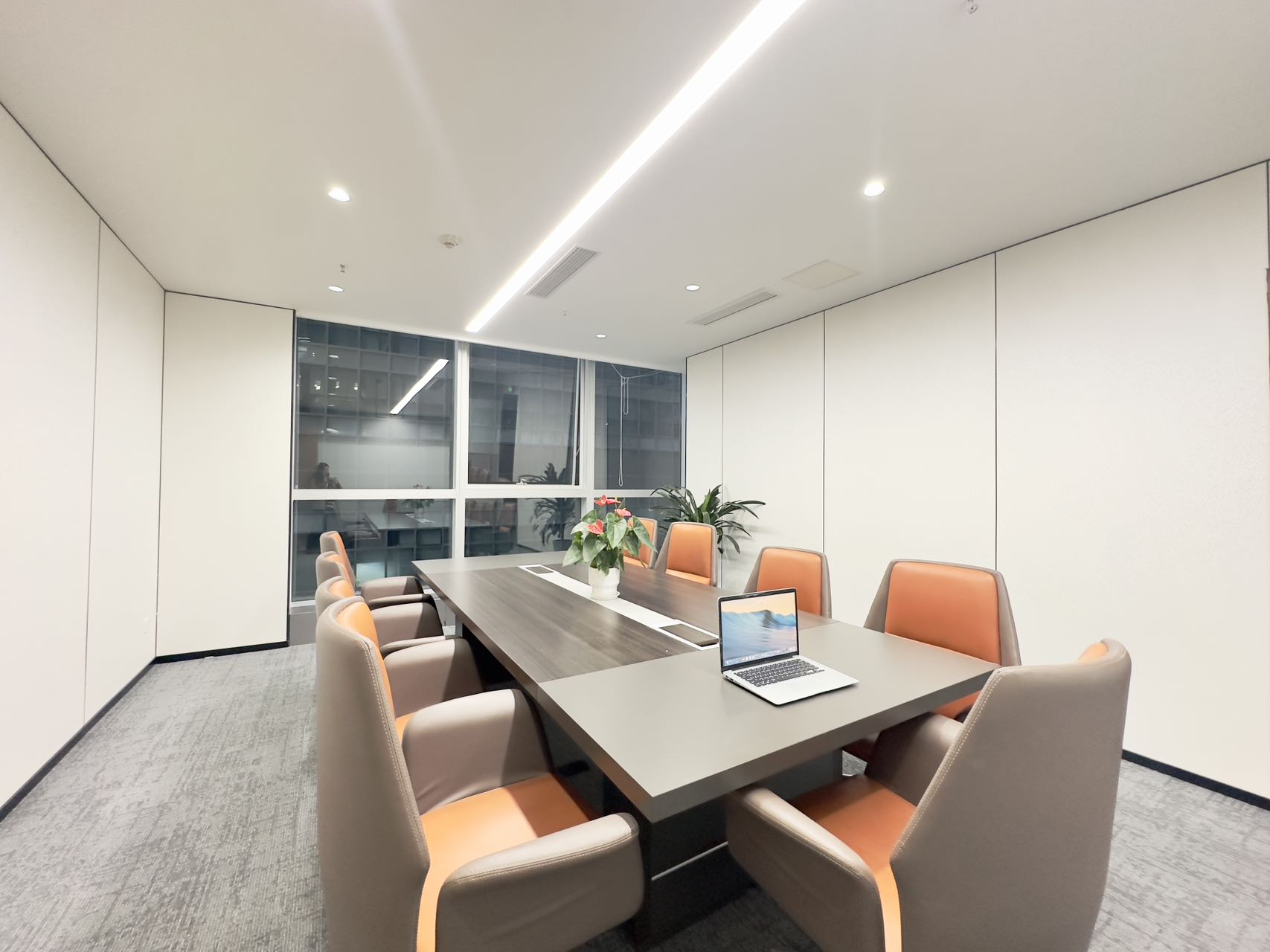 天府三街甲级写字楼 品质艺术装修 364平 5隔间40工位三面采光 3.5w含物业 价格可谈 希顿国际办公室出租