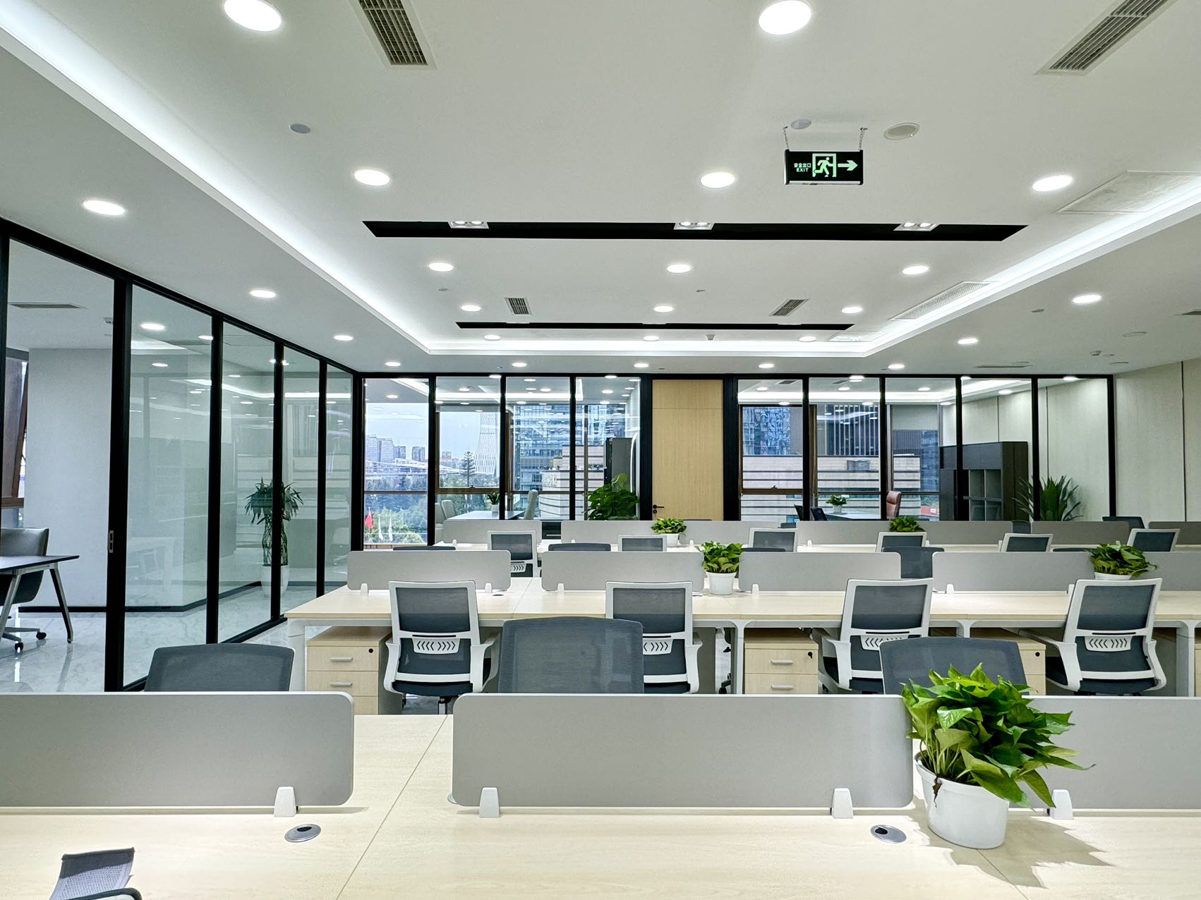 高新区1号线世纪城地铁口 323平方 5隔间34工位带2库房 低区双面采光 东南朝向 东方希望广场办公室出租