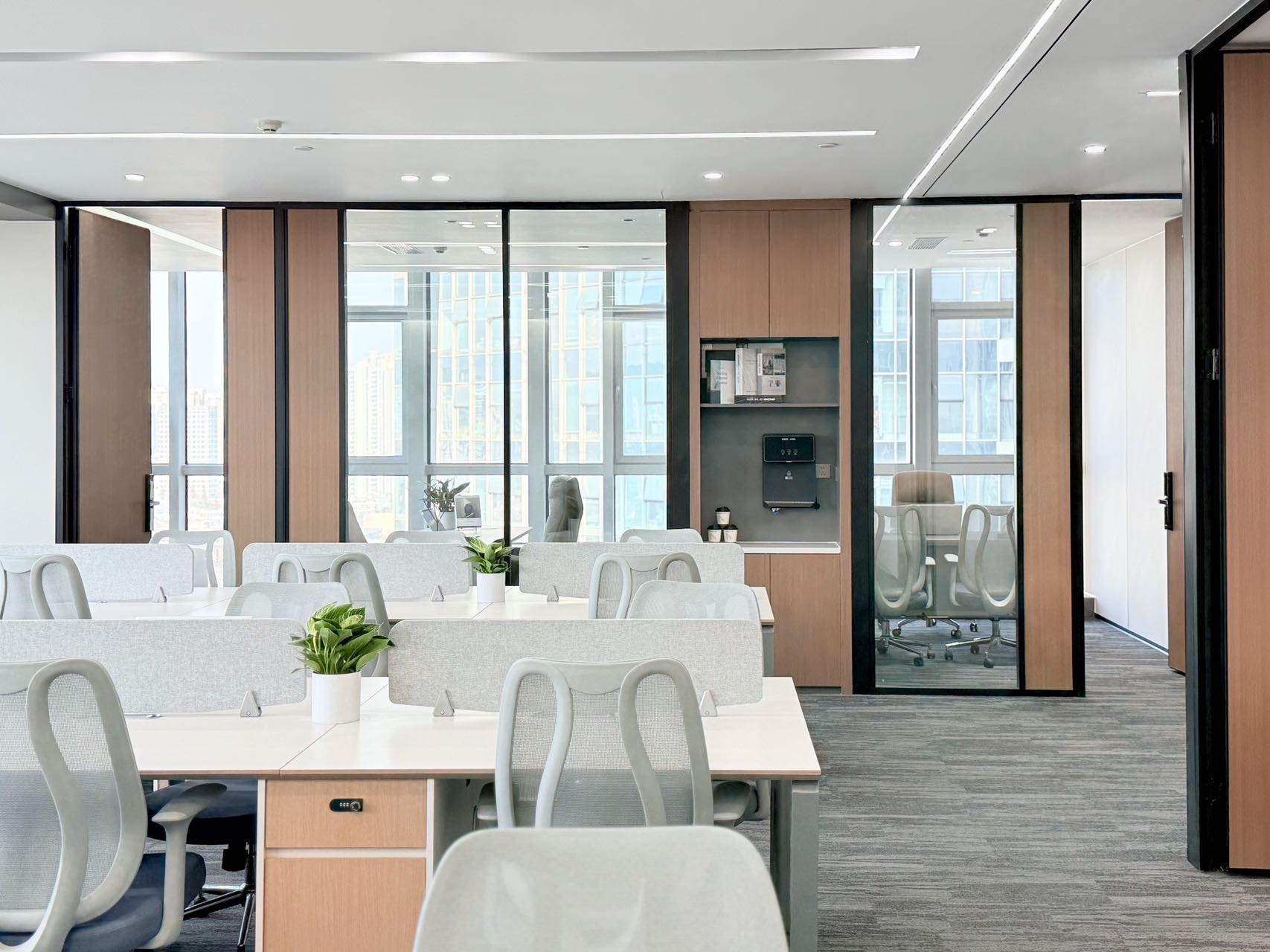 市中心市二医院地铁口精装现房 全套家具家私 356平 5隔间30工位 端头双面采光  中朗157数智大厦办公室出租